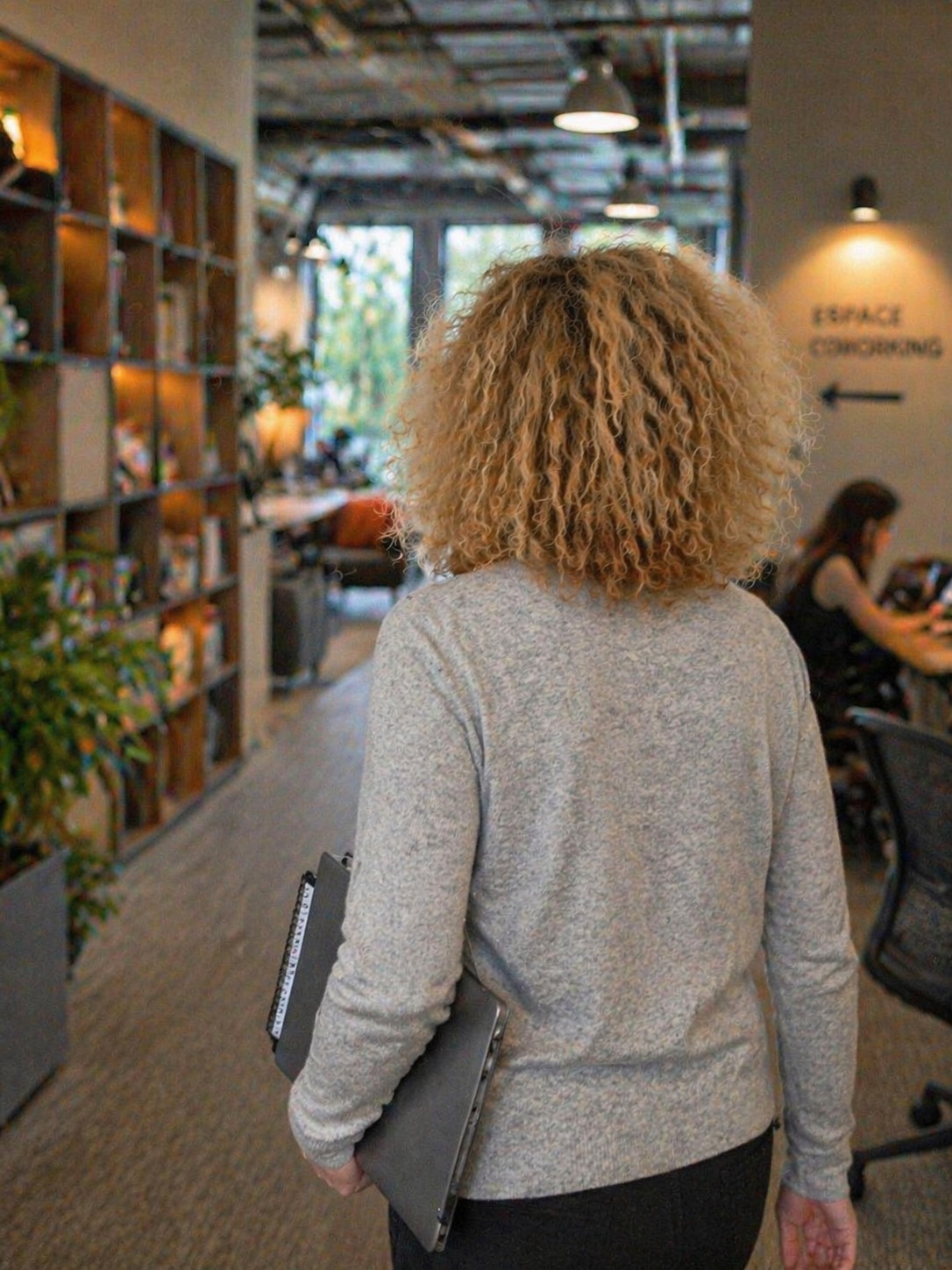 Christelle Piguel dans un espace de coworking